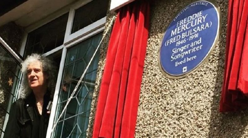Знаменитости: На стене дома Фредди Меркьюри появилась  мемориальная табличка
