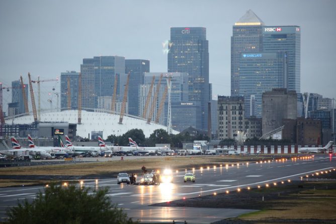 Происшествия: Аэропорт Лондона отменил все рейсы из-за группы протестующих