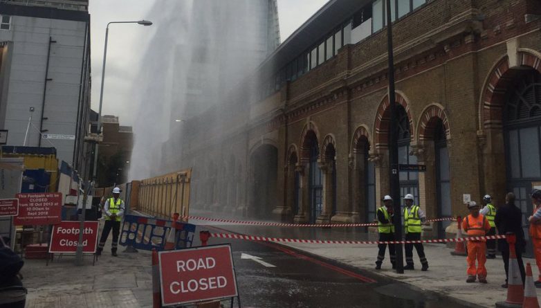 Происшествия: Из-за прорвавшей трубы напротив London Bridge появился гигантский фонтан