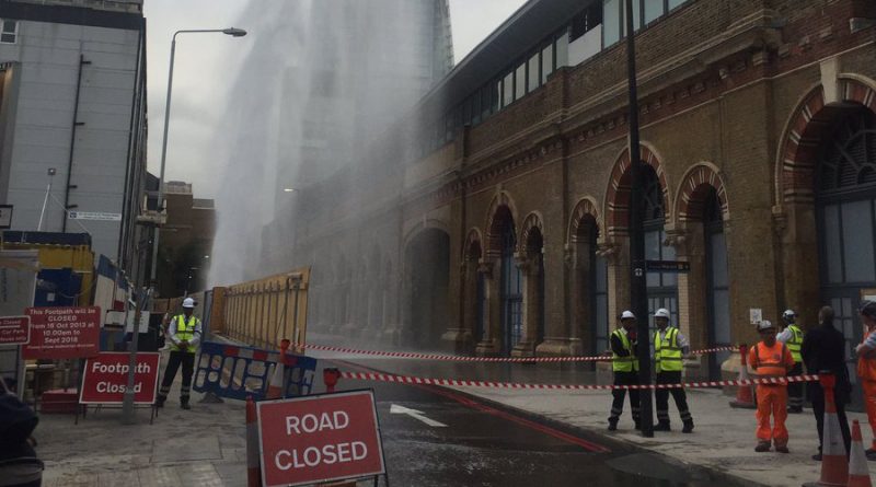 Из-за прорвавшей трубы напротив London Bridge появился гигантский фонтан 07092016 Происшествия: Из-за прорвавшей трубы напротив London Bridge появился гигантский фонтан