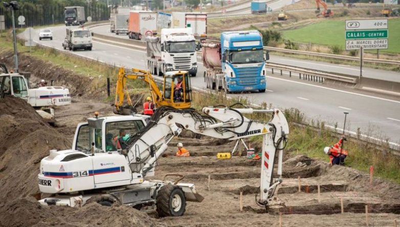 Общество: Началось строительство стены в Кале для охраны грузовиков от беженцев