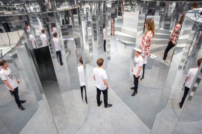 Искусство: В Пекхеме появился зеркальный лабиринт
