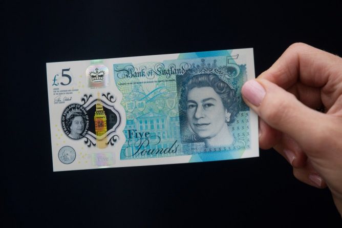 Бизнес и финансы: Новые банкноты в £ 5 продаются на eBay более чем за £ 200