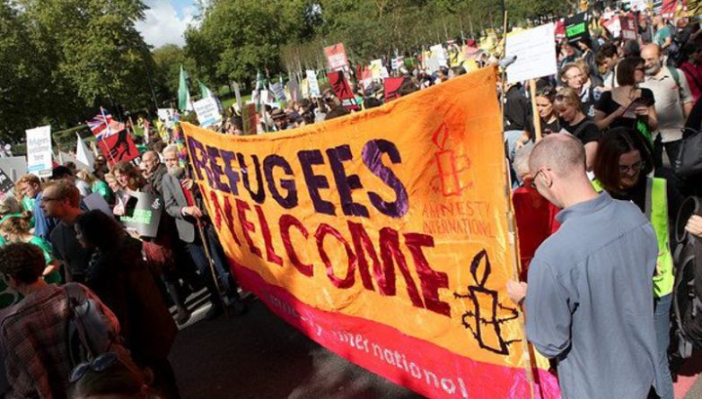 Общество: Сегодня в Лондоне тысячи протестующих выйдут на марш в поддержку беженцев