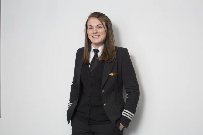 Общество: Британка стала самым молодым в мире пилотом коммерческих авиалиний
