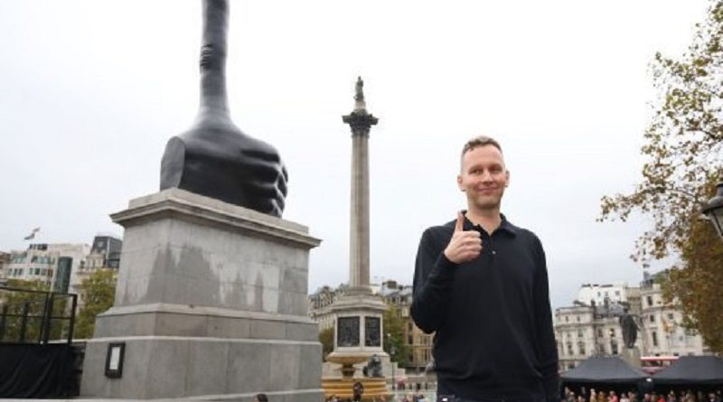 Искусство: На Трафальгарской площади появилась 7-метровая скульптура пальца