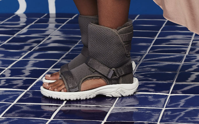 Досуг: Знакомьтесь с сандалиями от бренда Ugg – самой уродливой обувью в мире