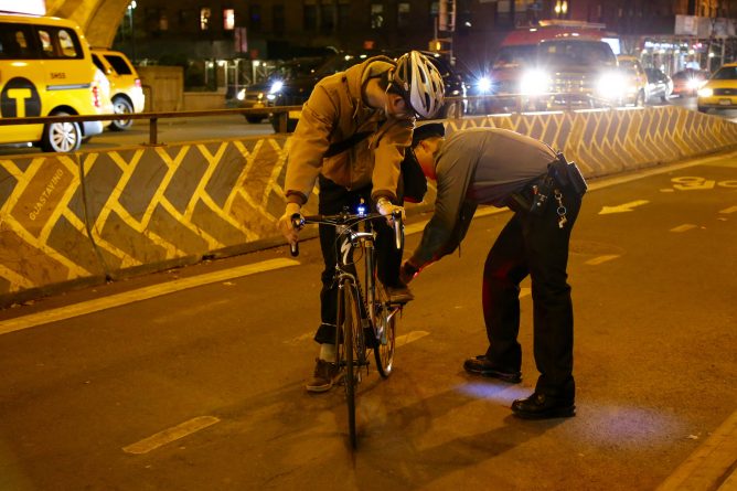 Общество: Велосипедисты-нарушители получат бесплатные фары вместо штрафа