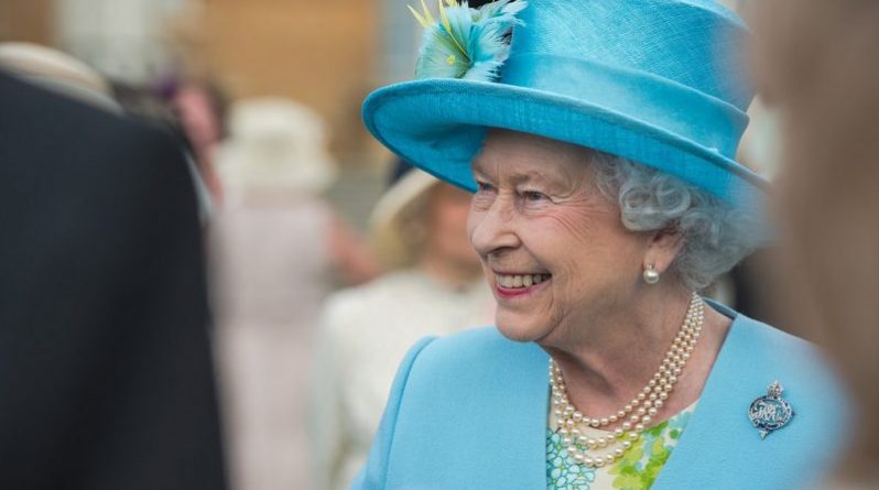 Общество: Необыкновенные права и привилегии королевы Великобритании