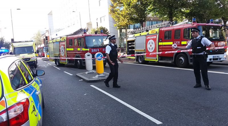 Происшествия: Пожар в Хакни: огонь и дым вырывались из дорожных люков