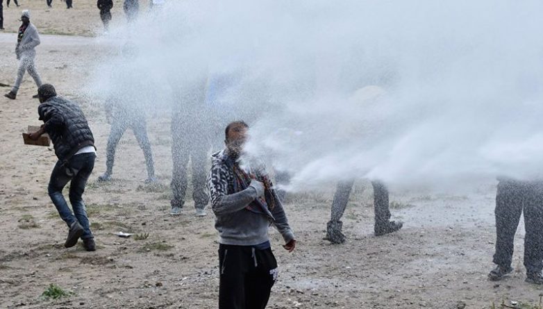 Общество: Полиция использовала водометы, чтобы разогнать протестующих мигрантов из Кале