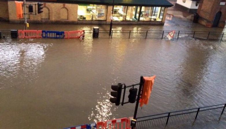 Происшествия: Прорвавшийся трубопровод стал причиной наводнения на юго-востоке Лондона