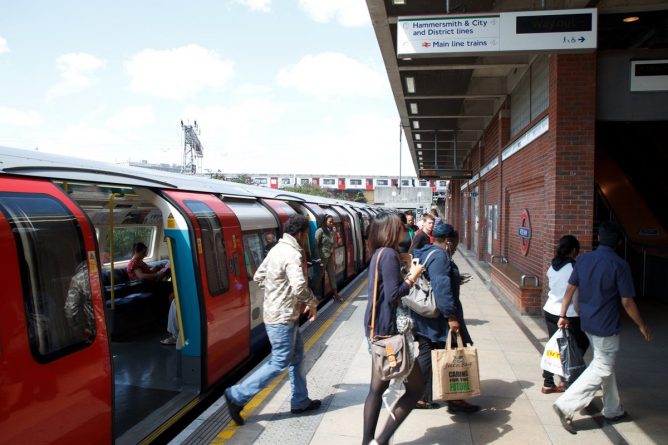 Происшествия: Станция West Ham была эвакуирована из-за подозрительных пакетов