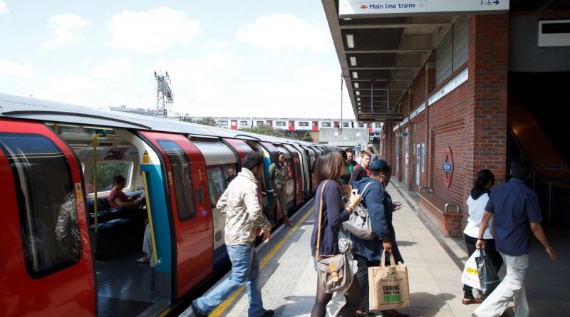 Происшествия: Станция West Ham была эвакуирована из-за подозрительных пакетов