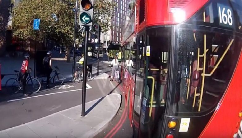 Происшествия: Водитель автобуса чуть не сбил велосипедистку в час пик (видео)