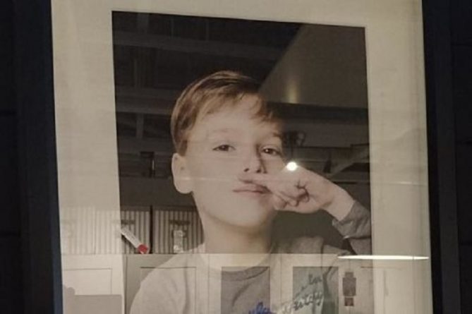 Общество: Ikea в центре скандала из-за фото мальчика в одном из магазинов Британии