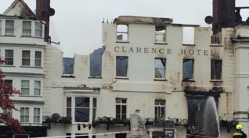 Сильный пожар разрушил старейший отель Британии 30102016 Происшествия: Сильный пожар разрушил старейший отель Британии