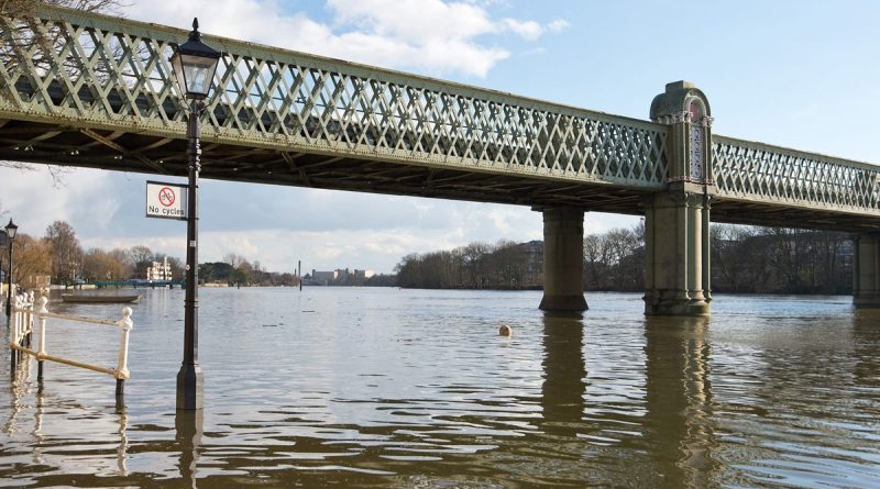 Лондон ожидают наводнения: Темза вновь выйдет из берегов 18102016 Погода: Лондон ожидают наводнения: Темза вновь выйдет из берегов