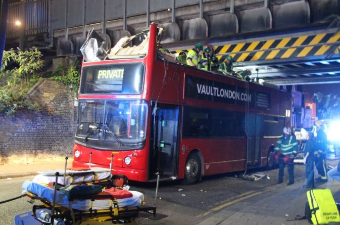 Происшествия: Автобус врезался в железнодорожный мост: более 20 человек ранены