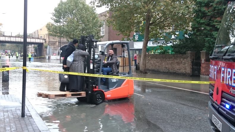 Происшествия: Потоп в Camberwell: 50 домов под угрозой затопления