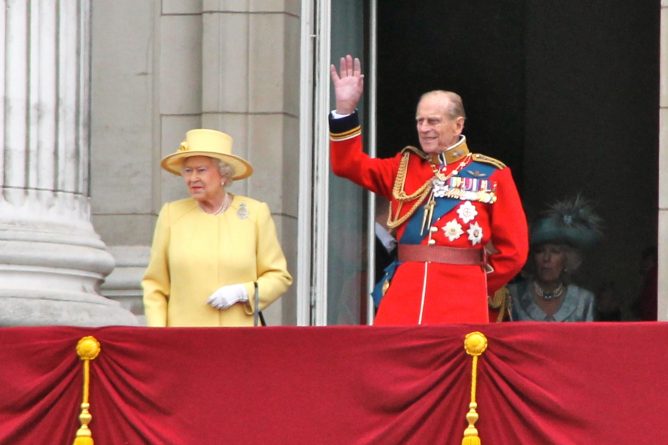 Без рубрики: Королева Елизавета II и принц Филипп получили награды за выслугу лет