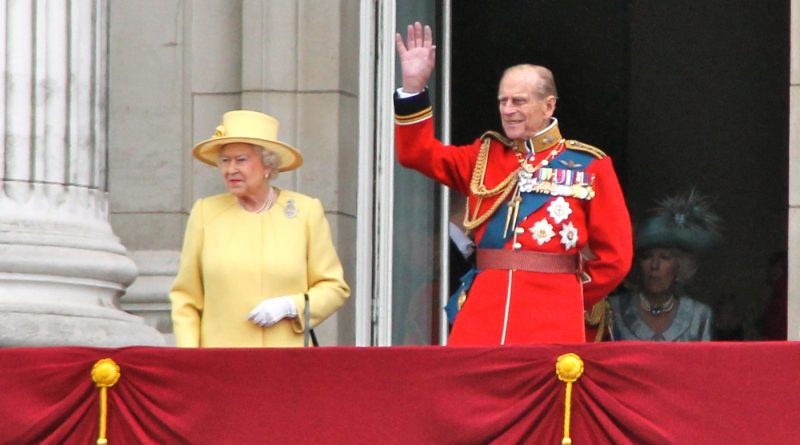 Без рубрики: Королева Елизавета II и принц Филипп получили награды за выслугу лет