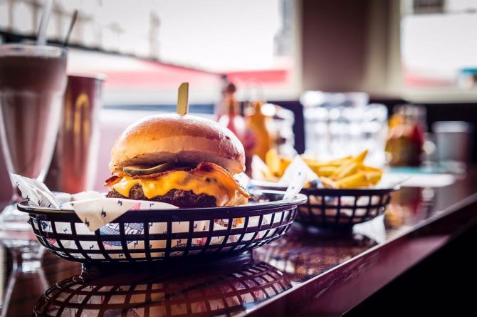 Досуг: Diner предлагает бесплатные чизбургеры владельцам американского паспорта