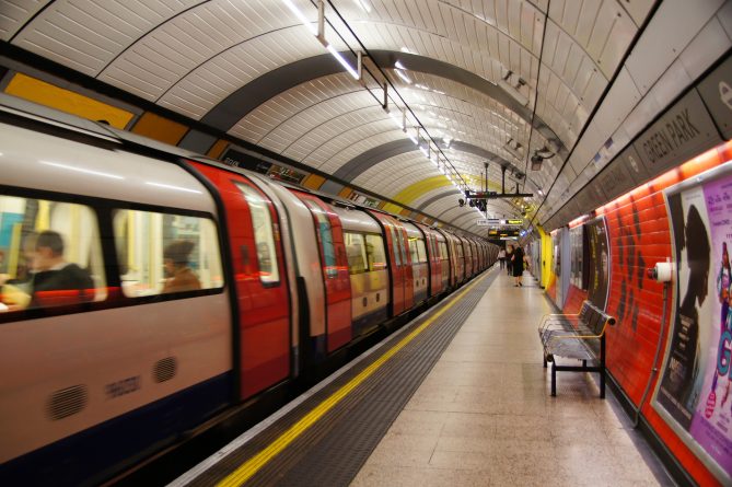 Происшествия: Северная линия метро Лондона остановилась из-за нарушителя