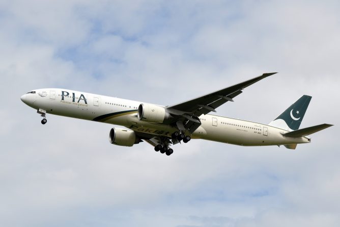 В мире: Пакистанский самолет вынужден сесть в Манчестере из-за забившегося туалета