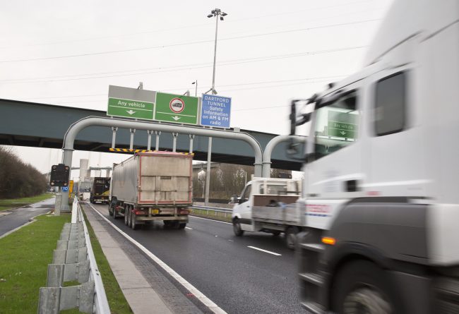 Происшествия: 9 беженцев были найдены в грузовике на пути в Британию