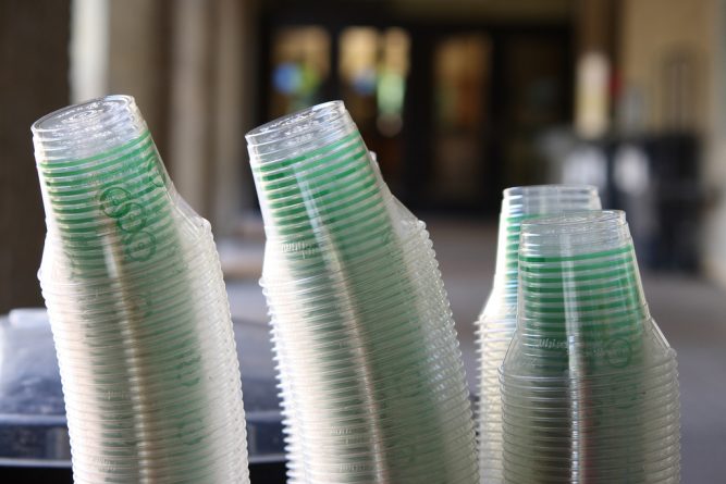 В мире: Во Франции запретили пластиковую посуду