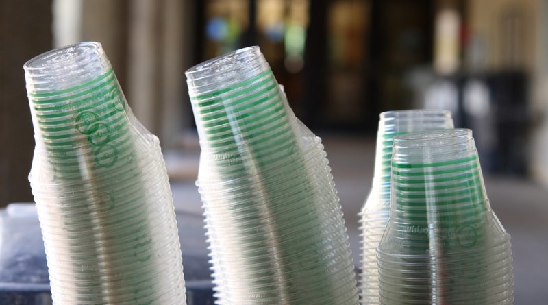 В мире: Во Франции запретили пластиковую посуду