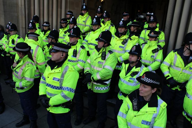 Общество: Полиция Манчестера "закрывала глаза" на потенциальных преступников