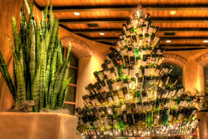 Досуг: В этом году в моде рождественские елки из бутылок вина