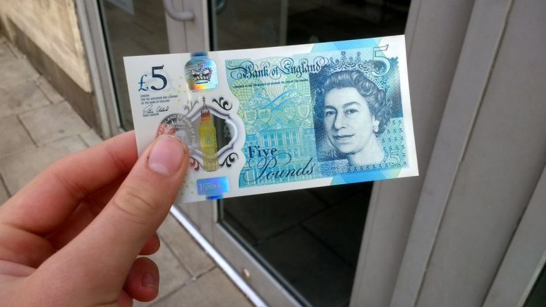 Общество: Новые пятифунтовые банкноты теперь продаются на eBay менее чем за £ 5