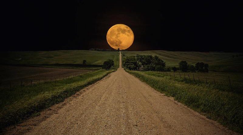 Впервые за 68 лет Британия увидит суперлуние 05112016 Общество: Впервые за 68 лет Британия увидит суперлуние