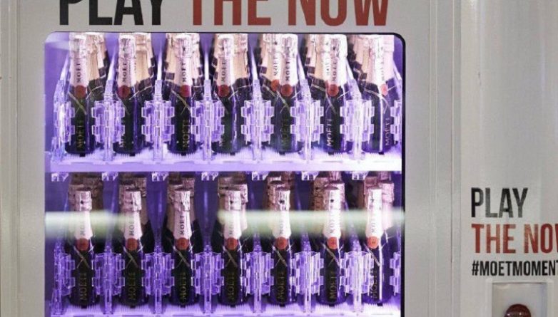 Досуг: Торговый автомат на Лестер-Сквер раздает бесплатное шампанское