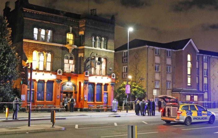 Происшествия: На полицейского под прикрытием напали в восточном Лондоне