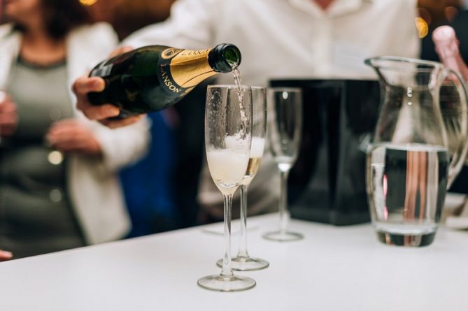 Общество: Лондонцы пьют шампанское вдвое больше, чем остальные британцы