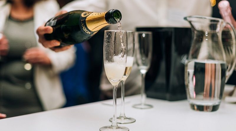 Общество: Лондонцы пьют шампанское вдвое больше, чем остальные британцы