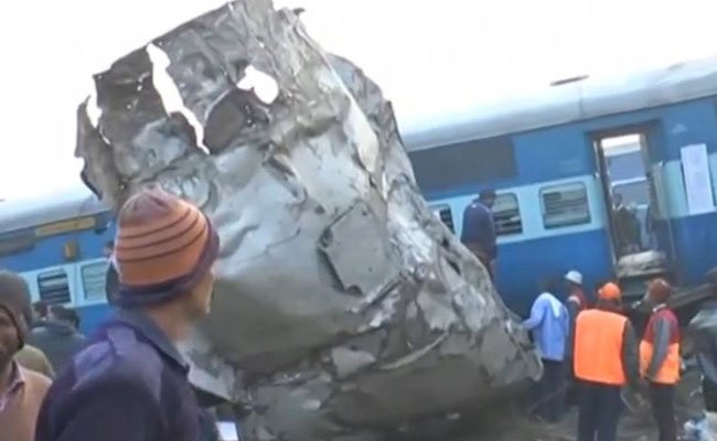 В мире: Пассажирский поезд в Индии сошел с рельс: 90 погибших