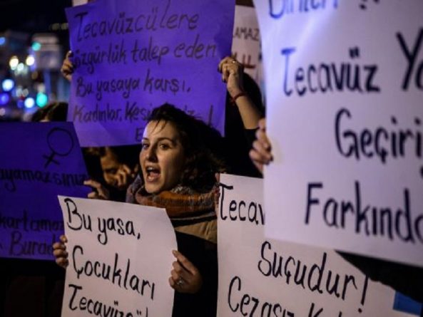 В мире: В Турции протестуют против легализации насилия над детьми