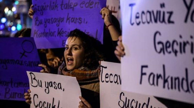 В мире: В Турции протестуют против легализации насилия над детьми