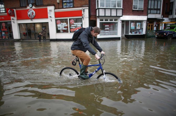 Погода: Проливные дожди и наводнения продолжаются по всей Британии