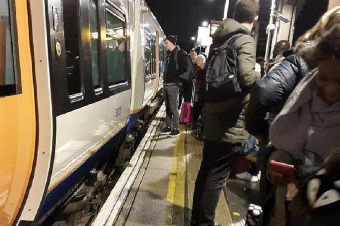 Происшествия: В Hackney хулиганы бросили в переполненный поезд петарду