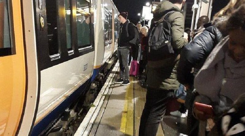 В Hackney хулиганы бросили в переполненный поезд петарду 07112016 Происшествия: В Hackney хулиганы бросили в переполненный поезд петарду