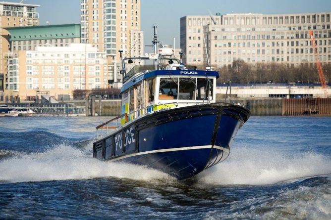 Происшествия: Полицейский офицер спасла тонущего человека из ледяной Темзы