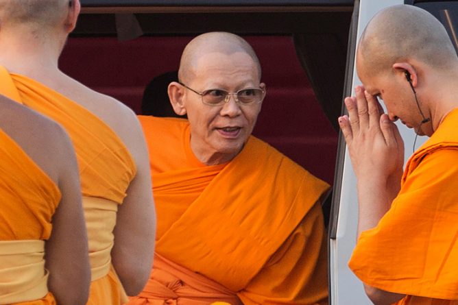 В мире: Буддистского монаха обвинили в растрате 32 миллионов