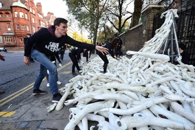 Общество: Посольство РФ в Лондоне заблокировали пластиковыми руками