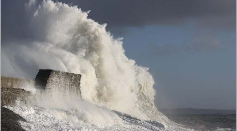 Погода: 19-метровая волна между Британией и Ирландией побила мировой рекорд
